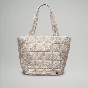 Lululemon Quilted Grid Tote Bag 26L Lined Leopard White Opal Carbon Dust Pattern